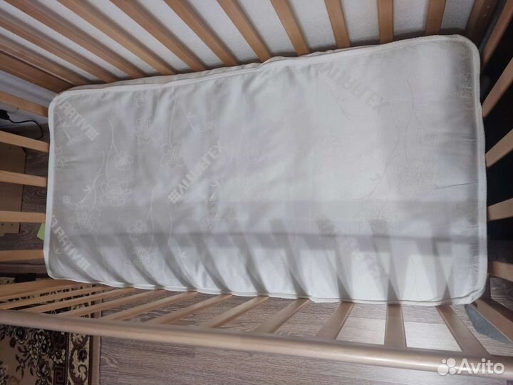 Детская кроватка с продольным маятником