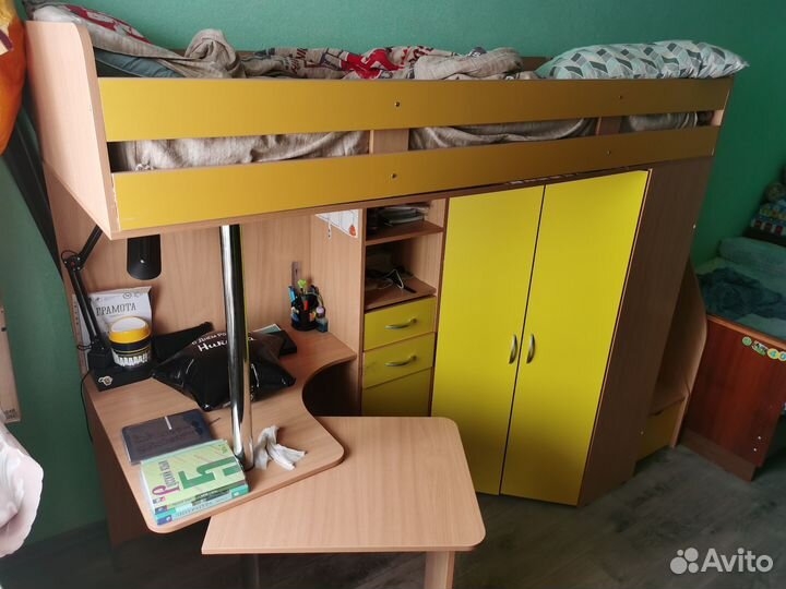 Кровать чердак со столом и шкафом