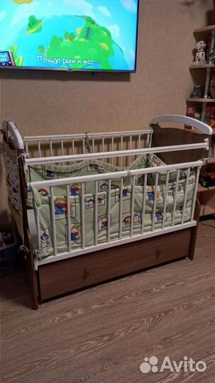 Детская кроватка с маятником и ящиком