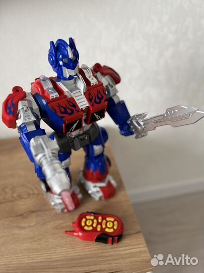 Робот на пульте управления