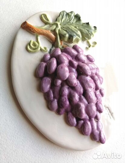 Обьемное панно из керамики. Виноград фиолетовый