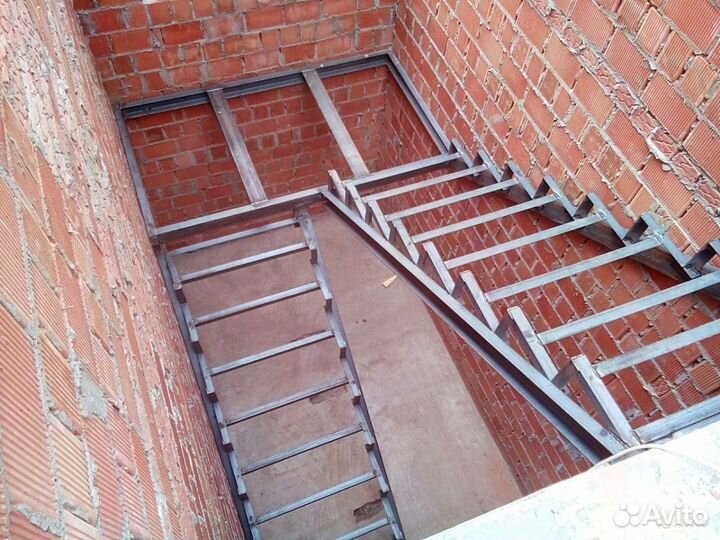 Лестница на металлокаркасе для дома
