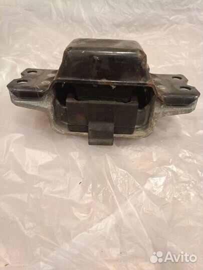 Подушка двигателя левая Skoda Superb 2