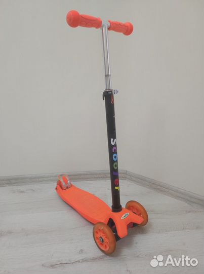 Самокат трехколесный со светящимися колесами