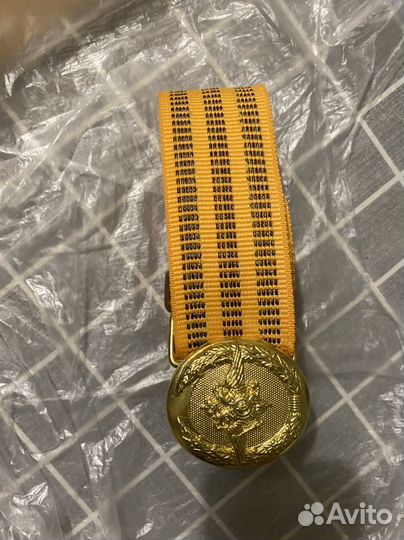 Аксельбант, ремень и перчатки белые