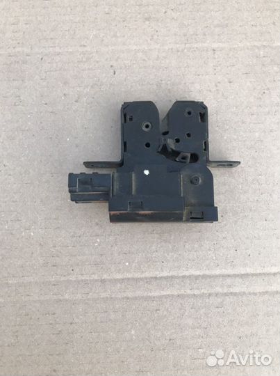 Замок стекла двери багажника Peugeot 407 SW