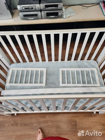 Детская кроватка с маятником