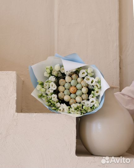 Сладкий букет из клубники в шоколаде с цветами