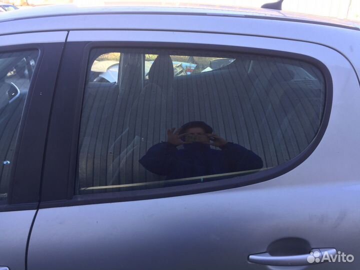 Стекло левой двери Peugeot 207 2006-2013