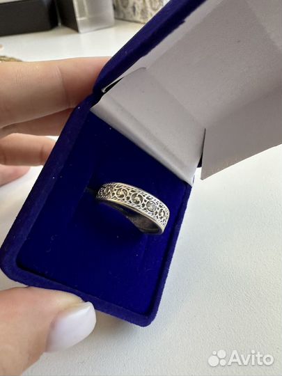 Золотое кольцо с бриллиантом обручальное
