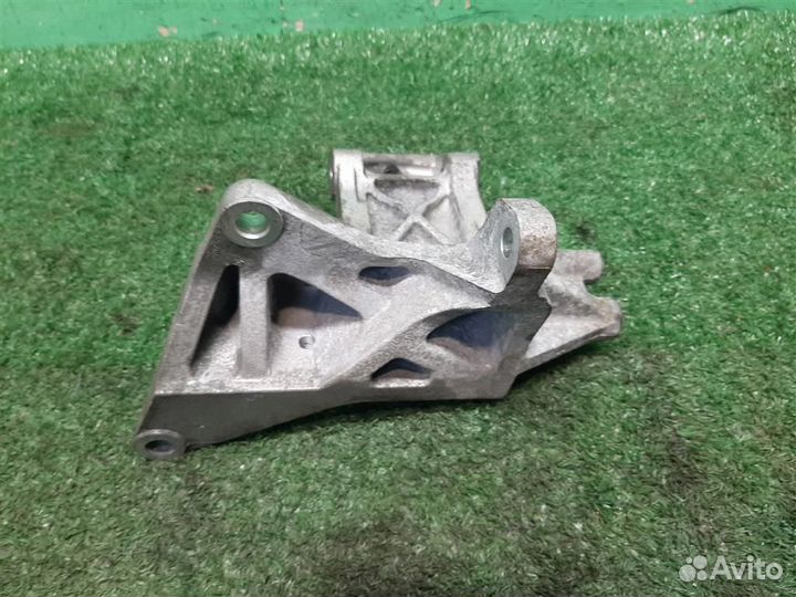 Кронштейн компрессора кондиционера Subaru Foreste