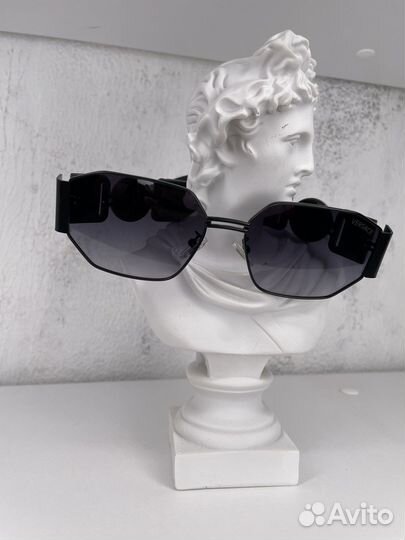 Солнцезащитные очки Versace черные