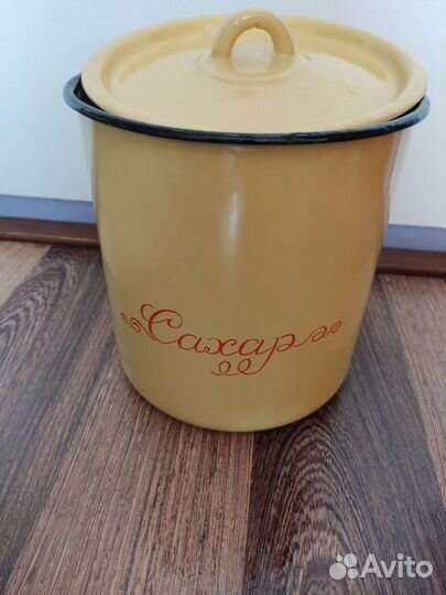 Сахарница и кухонный молоток