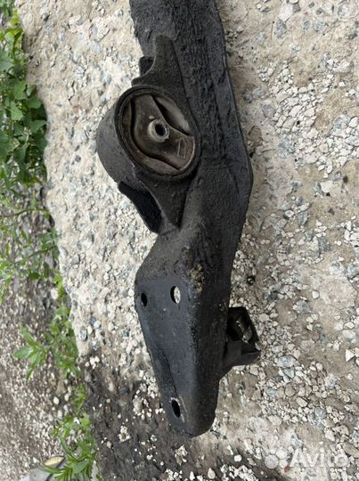 Подушка опора двигателя Primera P12 1.8