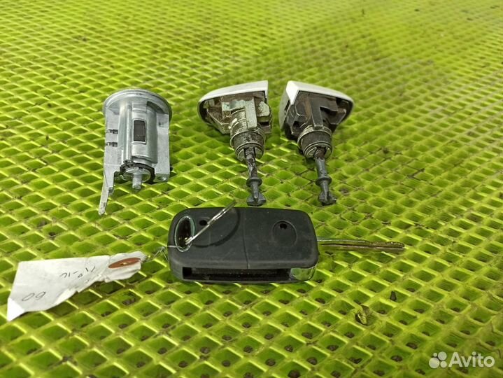 Замок зажигания со вставками (к-кт) Toyota Voxy