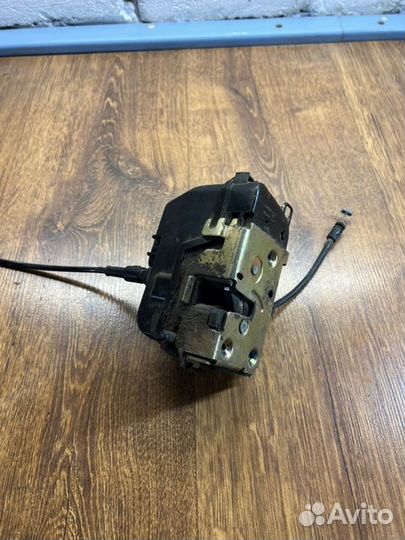 Замок боковой двери задний правый Nissan Primera P