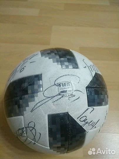 Футбольный мяч с автографами игроков сборной