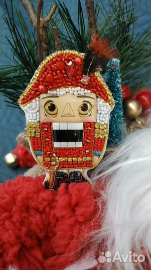 Щелкунчик брошь ручной работы