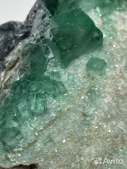 Флюорит кристаллы на породе