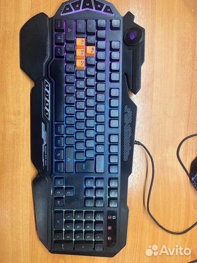 Клавиатура, мышь, наушники, коврик