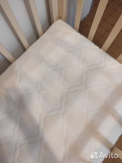 Детская кроватка с маятником и ящиком