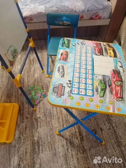 Стол, стул и мольберт