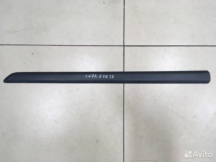 Молдинг двери передней левой Skoda Yeti