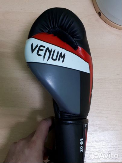 Боксерские перчатки venum
