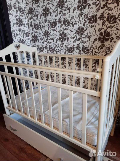 Детская кроватка с продольным маятником