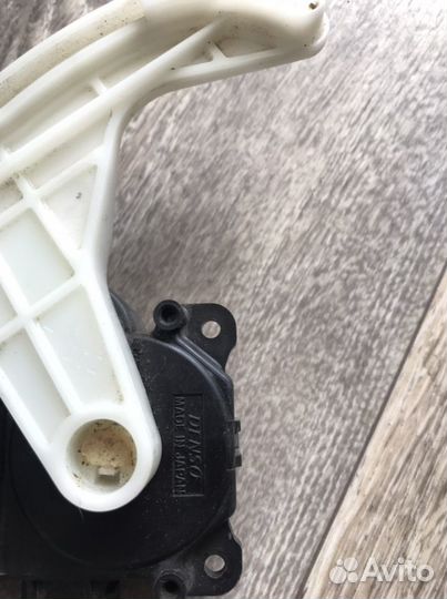 Сервопривод заслонок печки Toyota Fielder, Runx