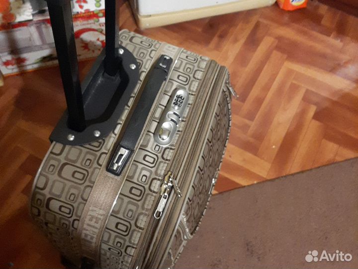 Чемодан на колесах большой