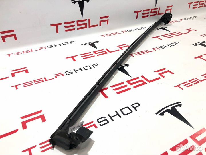 Уплотнитель стекла двери задний левый Tesla