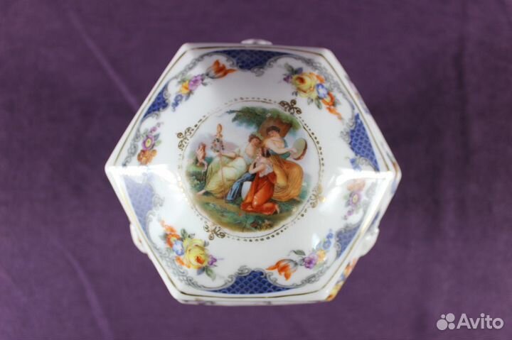 Шкатулка белая на ножках с тремя девушками