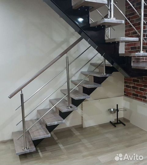 Металлический Каркас Лестницы на Ломанном Косоуре