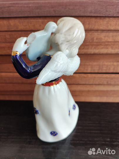 Старинная фарфоровая фигурка