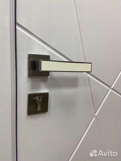 Межкомнатная дверь белая новая