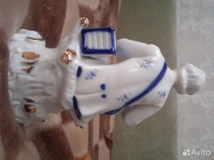 Мальчик с голубем