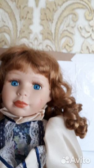 Кукла фарфоровая