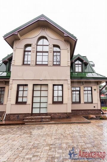 Коттедж 327 м² на участке 15 сот.