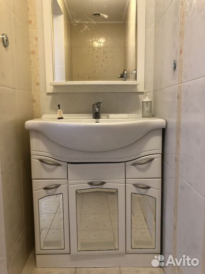 Мебель б/у, тумба+зеркало, в с/у. 3,5 тр