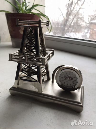 Сувенир из металла с часами