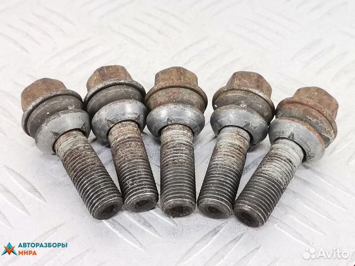 Болт Volkswagen Touareg 2006 701601139B