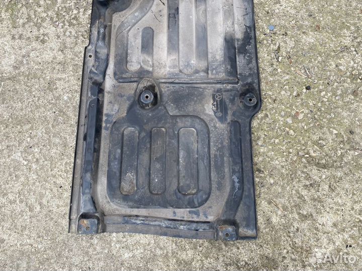 Защита пола задняя правая Mercedes W211