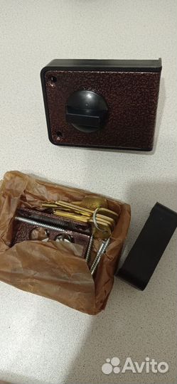 Замок дверной накладной