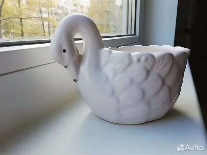 Кашпо лебедь