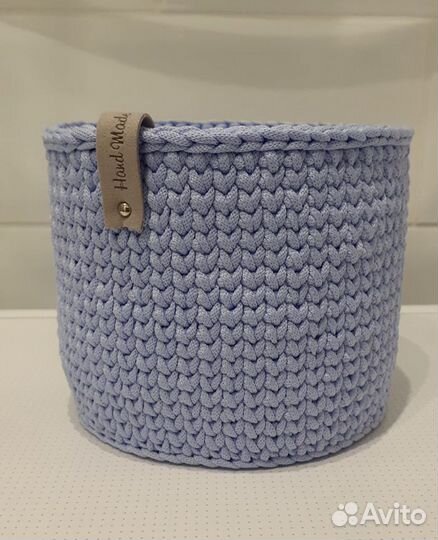 Вязаная корзинка интерьерная