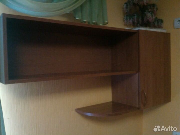 Навесная полка к письменному столу