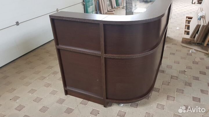 Витрина торговая из лдсп со стеклянными дверями