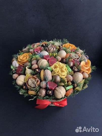 Съедобный букет из орехов сухофруктов