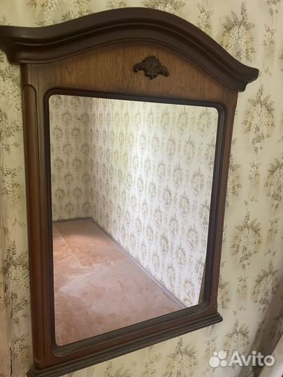 Зеркало в деревянной раме